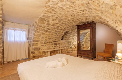 Saint-Alban-sous-Sampzon Bed & Breakfast | Guest Room “La Charbonnière - Suite” with Shared Pool, Terrace and Wi-Fi