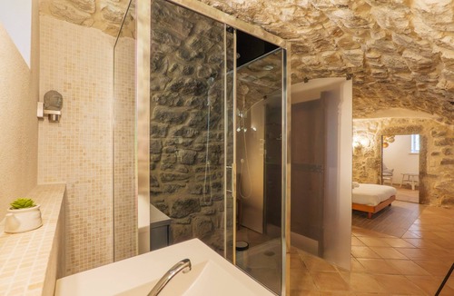 Saint-Alban-sous-Sampzon Bed & Breakfast | Guest Room “La Charbonnière - Suite” with Shared Pool, Terrace and Wi-Fi