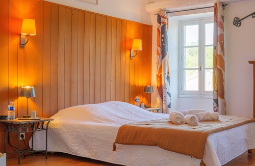 Saint Alban Auriolles Bed & Breakfast | Guest Room 'Le Dolmen' with Shared Pool, Wi-Fi, and Air Conditioning