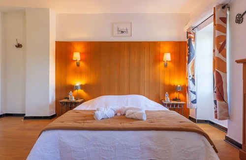 Saint Alban Auriolles Bed & Breakfast | Guest Room 'Le Dolmen' with Shared Pool, Wi-Fi, and Air Conditioning