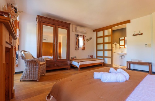 Saint Alban Auriolles Bed & Breakfast | Guest Room 'Le Dolmen' with Shared Pool, Wi-Fi, and Air Conditioning