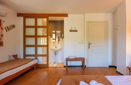 Saint Alban Auriolles Bed & Breakfast | Guest Room 'Le Dolmen' with Shared Pool, Wi-Fi, and Air Conditioning