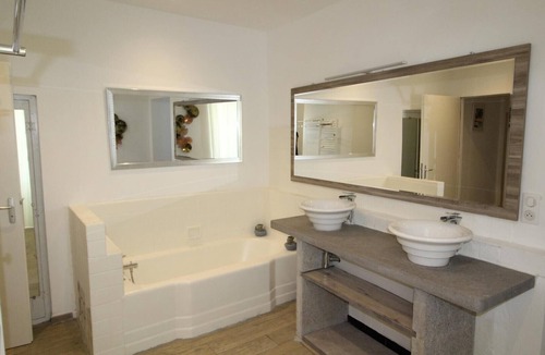 Saint-Alban-sous-Sampzon Bed & Breakfast | Guest Room "Jade" with Shared Pool, Wi-Fi, and Air Conditioning