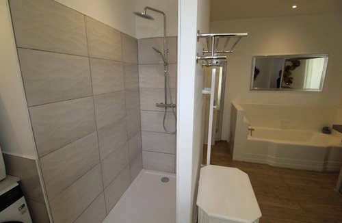 Saint-Alban-sous-Sampzon Bed & Breakfast | Guest Room "Jade" with Shared Pool, Wi-Fi, and Air Conditioning