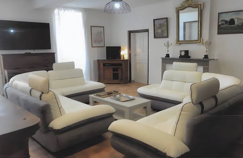 Saint-Alban-sous-Sampzon Bed & Breakfast | Guest Room "Jade" with Shared Pool, Wi-Fi, and Air Conditioning