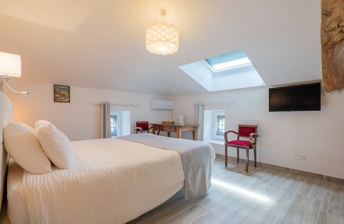 Saint Alban Auriolles Bed & Breakfast | Guest Room "Chambre Catherine" with Shared Pool, Wi-Fi, and Air Conditioning