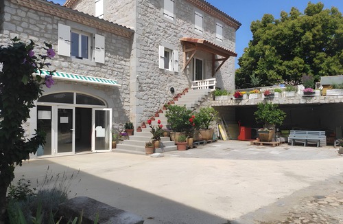 Saint Alban Auriolles Bed & Breakfast | Guest Room "Chambre Catherine" with Shared Pool, Wi-Fi, and Air Conditioning
