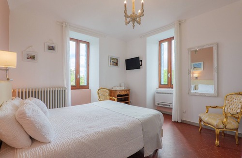 Saint Alban Auriolles Bed & Breakfast | Guest Room 'Chambre Elea' with Shared Pool, Wi-Fi, and Air Conditioning