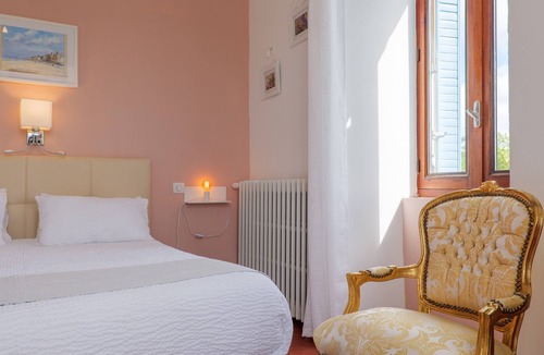 Saint Alban Auriolles Bed & Breakfast | Guest Room 'Chambre Elea' with Shared Pool, Wi-Fi, and Air Conditioning