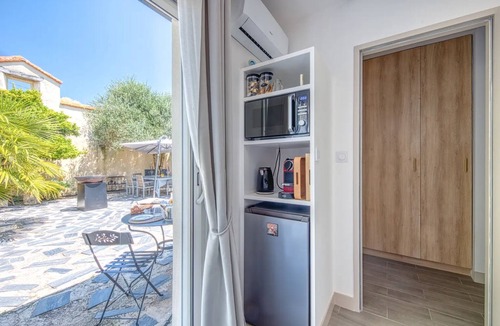 Saint-Christoly-Medoc Bed & Breakfast | Guest Room L’Oranger – Comfort & Privacy at Patio du Port