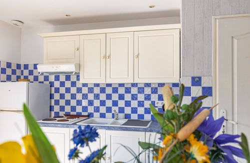 Saint-Pierre-d'Oleron Bed & Breakfast | Guest Room “Dakar” with Shared Pool, Wi-Fi, and Air Conditioning