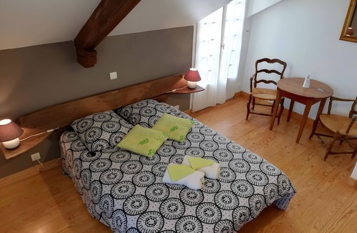 Nauviale Bed & Breakfast | Guest Room “Beaucaire” with Shared Pool, Garden, and Wi-Fi