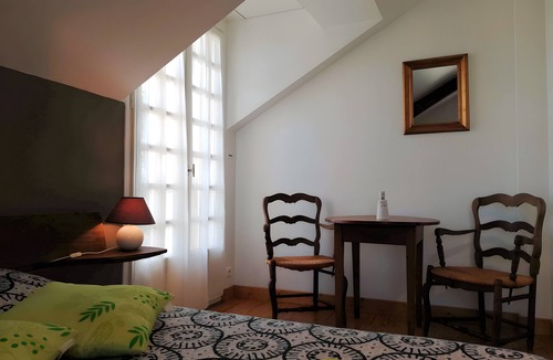 Nauviale Bed & Breakfast | Guest Room “Beaucaire” with Shared Pool, Garden, and Wi-Fi