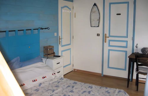 Saint-Guinoux Bed & Breakfast | Guest Room "Bord de Mer" with Shared Pool, Terrace, and Wi-Fi