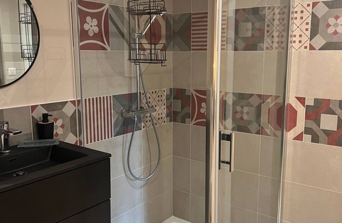 Champdray Bed & Breakfast | Guest Room “Brimbelle Room with Private Bathroom” – Shared Terrace, Wi-Fi & AC