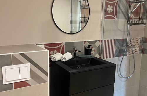 Champdray Bed & Breakfast | Guest Room “Brimbelle Room with Private Bathroom” – Shared Terrace, Wi-Fi & AC