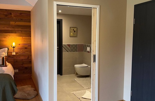 Champdray Bed & Breakfast | Guest Room “Brimbelle Room with Private Bathroom” – Shared Terrace, Wi-Fi & AC