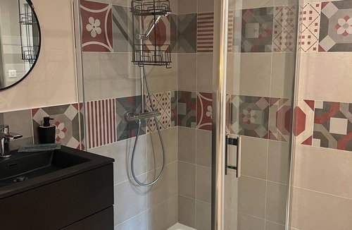 Champdray Bed & Breakfast | Guest Room “Brimbelle Room with Private Bathroom” – Shared Terrace, Wi-Fi & AC