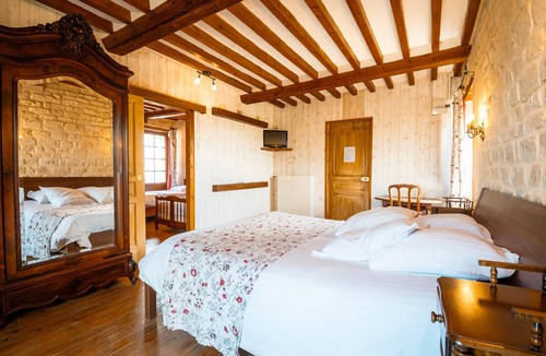 Coulombs Bed & Breakfast | Guest Room "Chambre Galopin" with Shared Garden and Wi-Fi