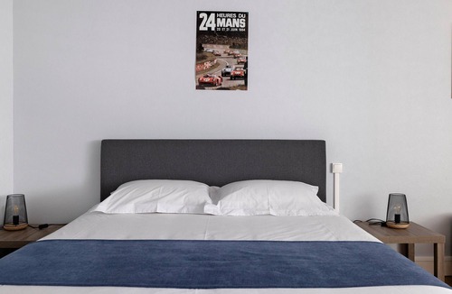 Laigne-en-Belin Bed & Breakfast | Guest Room 'Chambre Ferrari' with Shared Terrace, Shared Garden and Wi-Fi