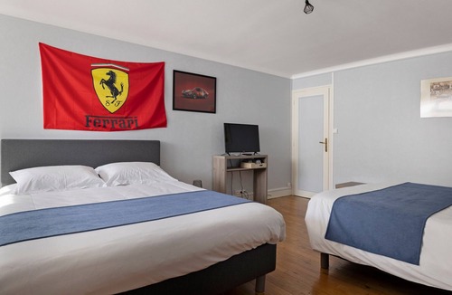 Laigne-en-Belin Bed & Breakfast | Guest Room 'Chambre Ferrari' with Shared Terrace, Shared Garden and Wi-Fi