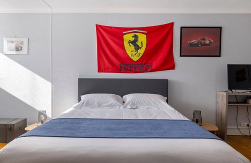 Laigne-en-Belin Bed & Breakfast | Guest Room 'Chambre Ferrari' with Shared Terrace, Shared Garden and Wi-Fi