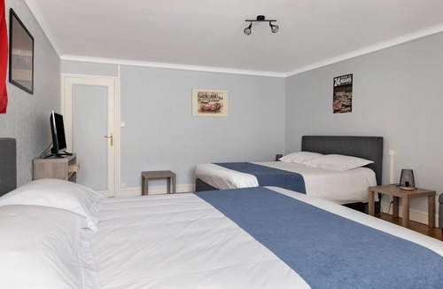 Laigne-en-Belin Bed & Breakfast | Guest Room 'Chambre Ferrari' with Shared Terrace, Shared Garden and Wi-Fi