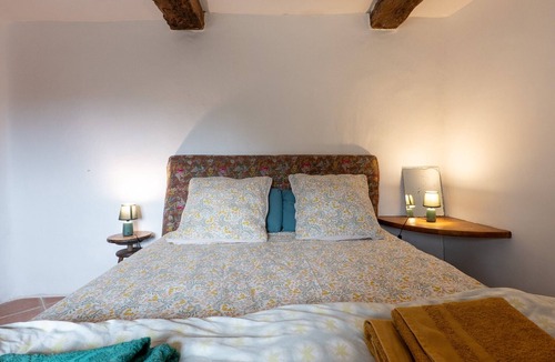 Reillanne Bed & Breakfast | Guest Room “Chambre Au Calme” with Mountain View, Shared Terrace, and Wi-Fi