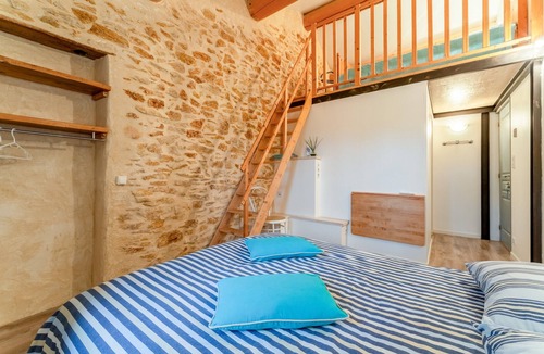 Piolenc Bed & Breakfast | Guest Room “Chambre Bleuet” with Shared Pool, Wi-Fi, and Air Conditioning