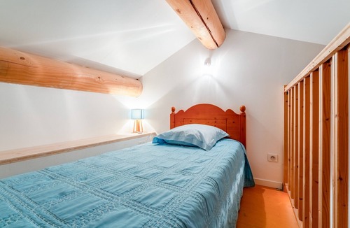 Piolenc Bed & Breakfast | Guest Room “Chambre Bleuet” with Shared Pool, Wi-Fi, and Air Conditioning