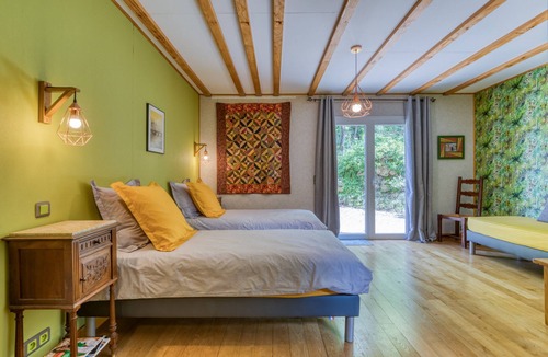 Soubes Bed & Breakfast | Guest Room 'Chambre En Voyage' with Shared Pool, Terrace and Wi-Fi