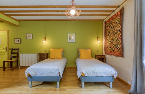 Soubes Bed & Breakfast | Guest Room 'Chambre En Voyage' with Shared Pool, Terrace and Wi-Fi