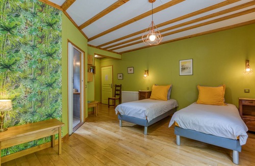 Soubes Bed & Breakfast | Guest Room 'Chambre En Voyage' with Shared Pool, Terrace and Wi-Fi