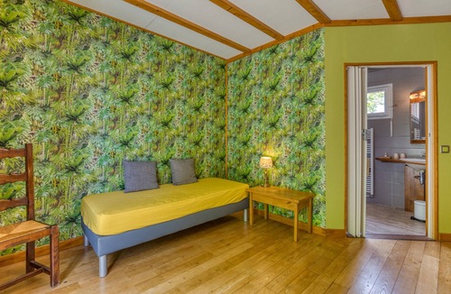 Soubes Bed & Breakfast | Guest Room 'Chambre En Voyage' with Shared Pool, Terrace and Wi-Fi
