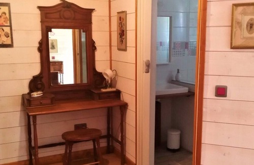 Soubes Bed & Breakfast | Guest Room 'Chambre Gabrielle' with Shared Pool, Communal Terrace, and Wi-Fi