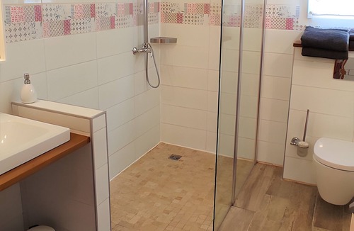 Soubes Bed & Breakfast | Guest Room 'Chambre Gabrielle' with Shared Pool, Communal Terrace, and Wi-Fi