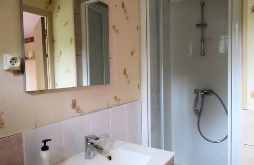 Fontenay Bed & Breakfast | Guest Room 'Chambre Lecarpentier - Coquelicot' with Shared Terrace, Shared Garden, Wi-Fi