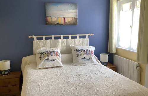 Fontenay Bed & Breakfast | Guest Room 'Chambre Lecarpentier - Coquelicot' with Shared Terrace, Shared Garden, Wi-Fi