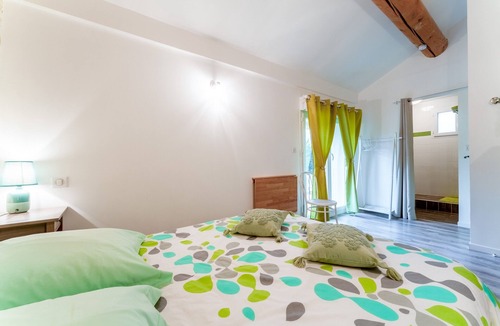 Piolenc Bed & Breakfast | Guest Room “Chambre Olive Verte” with Shared Pool, Wi-Fi, and Air Conditioning