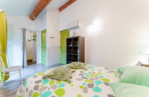 Piolenc Bed & Breakfast | Guest Room “Chambre Olive Verte” with Shared Pool, Wi-Fi, and Air Conditioning