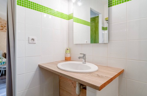Piolenc Bed & Breakfast | Guest Room “Chambre Olive Verte” with Shared Pool, Wi-Fi, and Air Conditioning