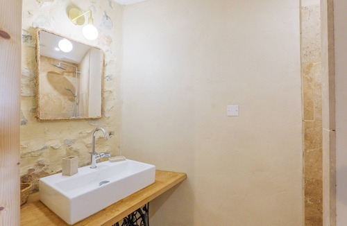 Saint-Remeze Bed & Breakfast | Guest Room “Côté Cour” with Large Shared Courtyard and Wi-Fi