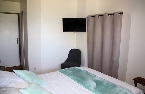 Sevremont Bed & Breakfast | Guest Room 'Eléonore - Aux Charmes D’antan' with Shared Pool, Terrace, and Wi-Fi
