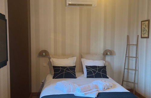 Champdray Bed & Breakfast | Guest Room “Épicéa” with Private Bathroom, Shared Terrace, Wi-Fi & Air Conditioning