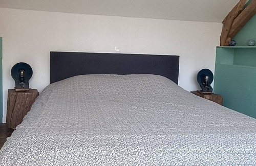 Cerans-Foulletourte Bed & Breakfast | Guest Room 'Chambre Verte' with Wi-Fi