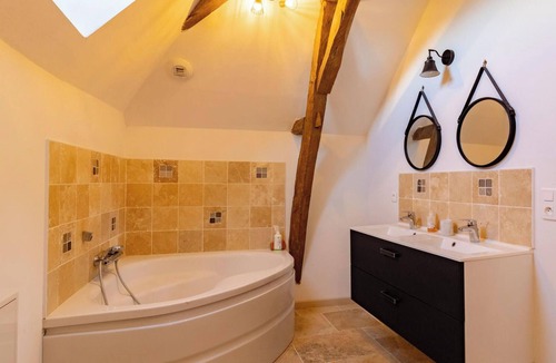 Chalonnes-sur-Loire Bed & Breakfast | Guest room in Chalonnes-sur-Loire with breakfast