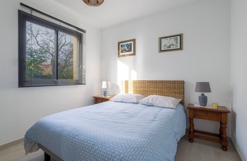 Laroque-des-Alberes Bed & Breakfast | Guest Room “Suite Bougainvillier - Fleur de Lys” with Mountain View, Wi-Fi & Air Conditioning