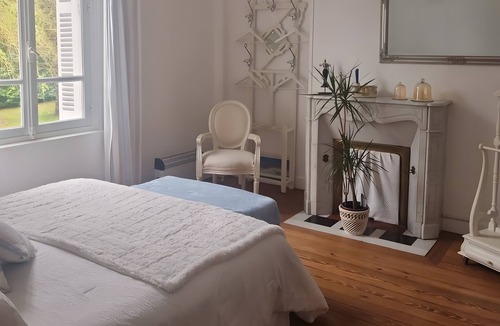 Le Mesnil-Guillaume Bed & Breakfast | Guest Room "Chambre Bleue" with Shared Terrace, Garden & Wi-Fi