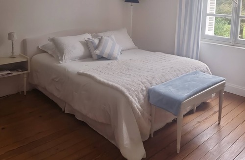 Le Mesnil-Guillaume Bed & Breakfast | Guest Room "Chambre Bleue" with Shared Terrace, Garden & Wi-Fi