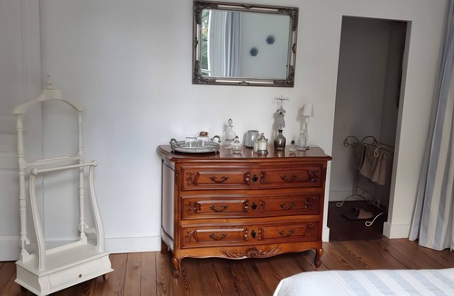Le Mesnil-Guillaume Bed & Breakfast | Guest Room "Chambre Bleue" with Shared Terrace, Garden & Wi-Fi